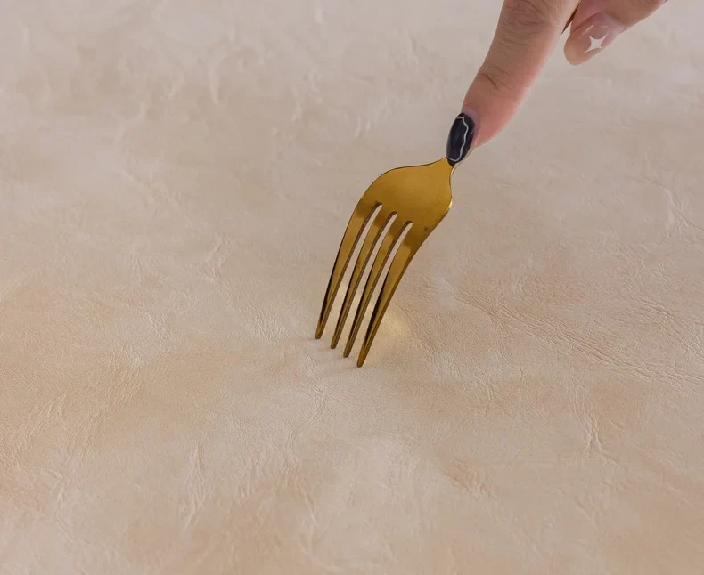 LineProtect™ – Protège Canapé Design Imperméable & Antidérapant en Simili Cuir