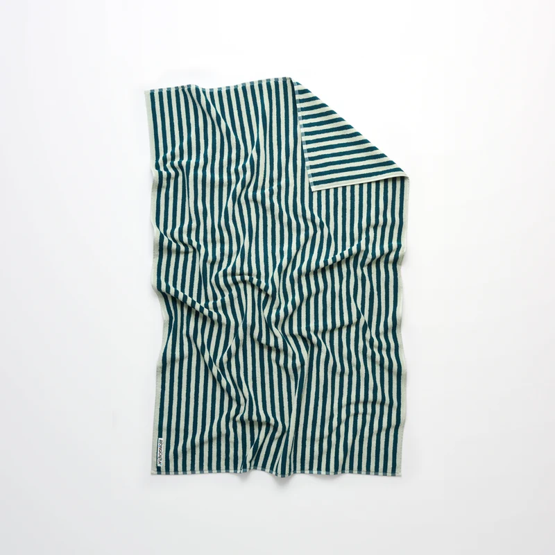 Naram badelagen 100×150 cm i økologisk bomuld, sea foam & deep teal – Bongusta