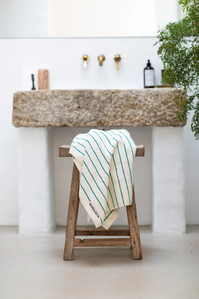Naram badelagen 100×150 cm i økologisk bomuld, pure white & grass – Bongusta