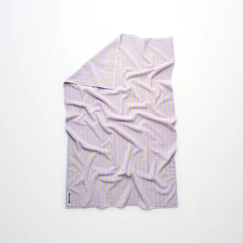 Naram badelagen 100×150 cm i økologisk bomuld, lilac & neon yellow – Bongusta