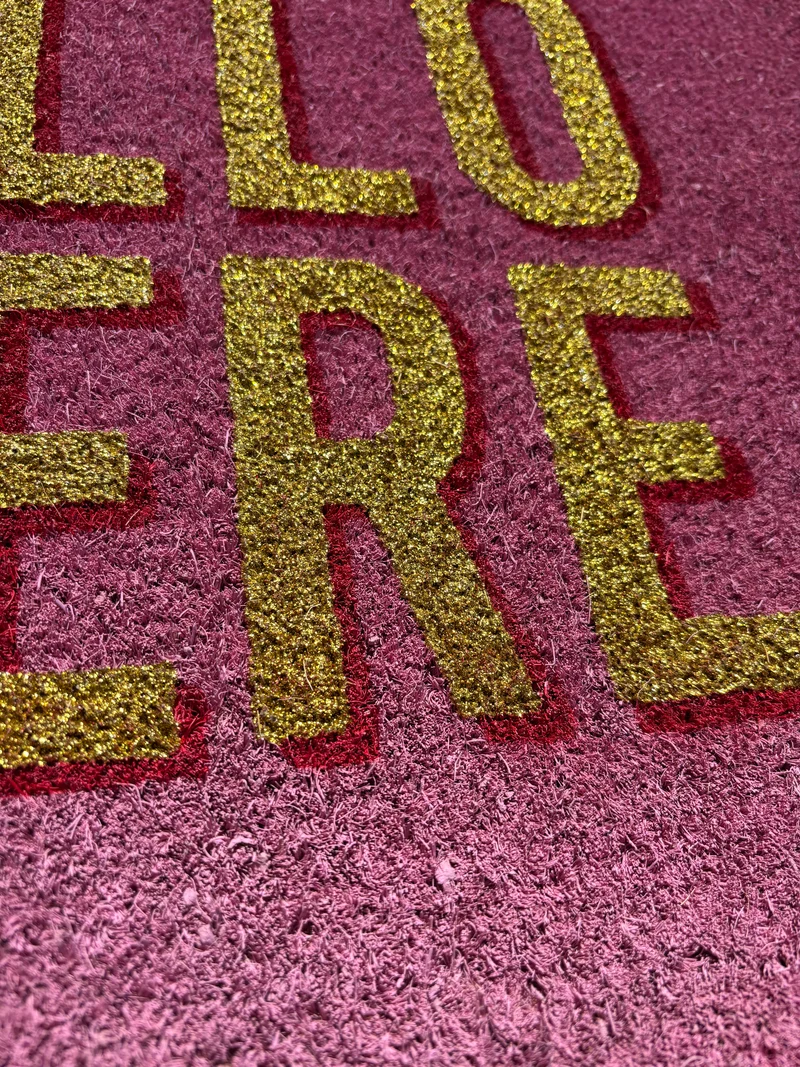"Hello there" pink med glimmer-bogstaver, dørmåtte - GiftCompany