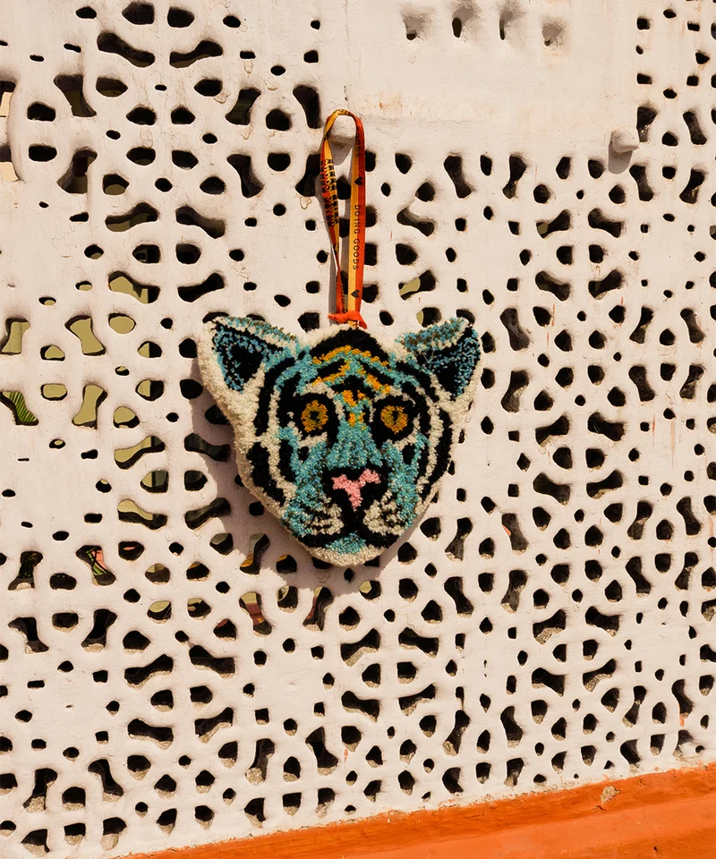 Lille Admiral tiger tæppe i uld – Doing Goods