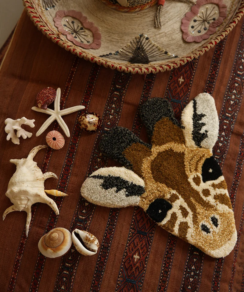 Girafhoved tæppe i uld – Doing Goods