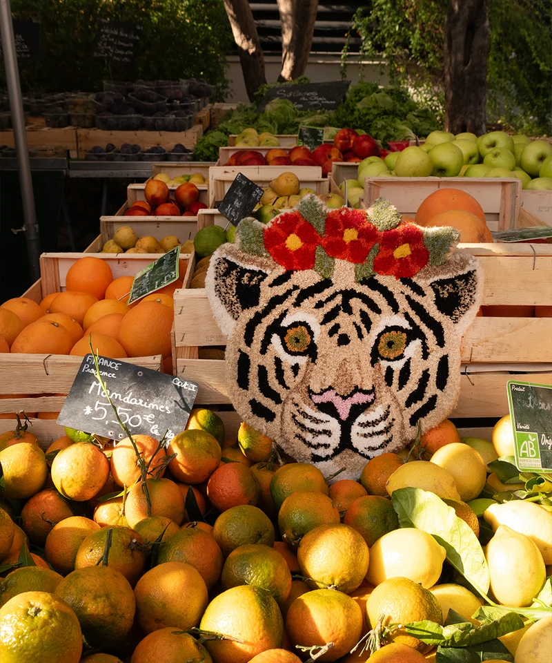 Blomstret hvid tigerhoved tæppe i uld – Doing Goods