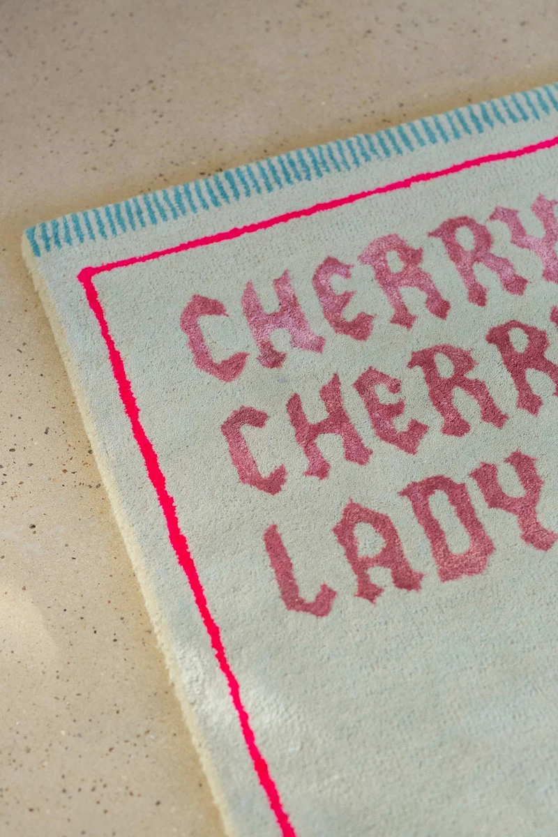Cherry tæppe i uld – stort – Bongusta