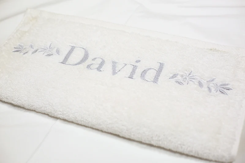SERVIETTE DE BAIN BLANCHE PERSONNALISÉE | BRODERIE PRENOM ARGENT