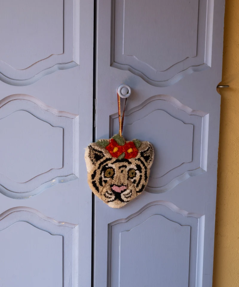 Lille blomstret hvid tiger tæppe – Doing Goods