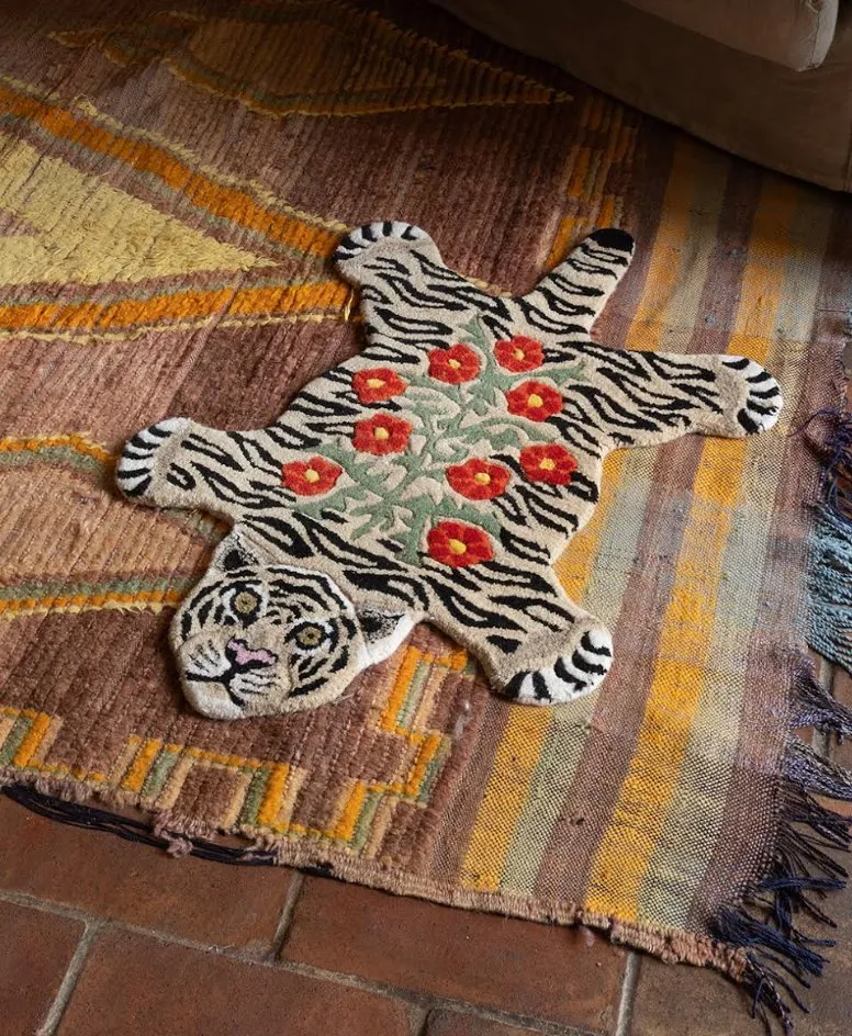 Blomstret hvid tiger tæppe i uld – Doing Goods