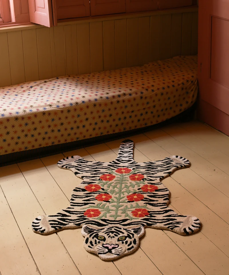 Blomstret hvid tiger tæppe i uld – Doing Goods
