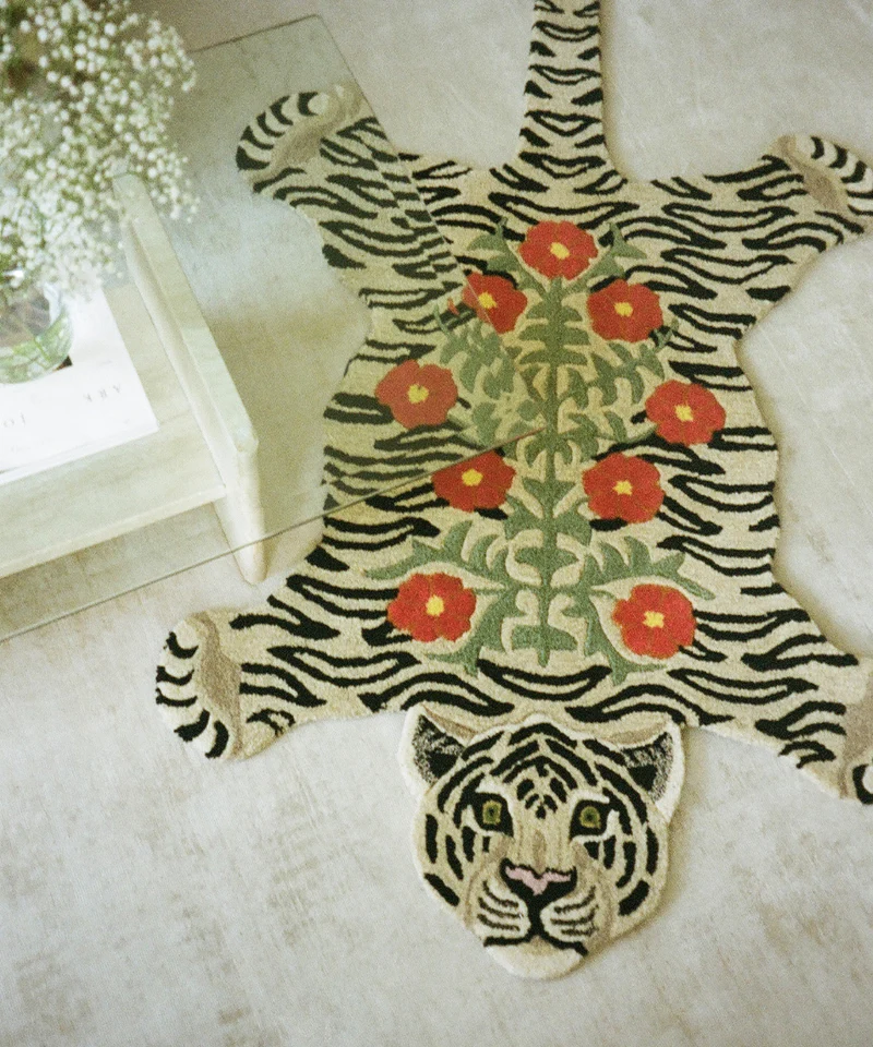 Blomstret hvid tiger tæppe i uld – Doing Goods