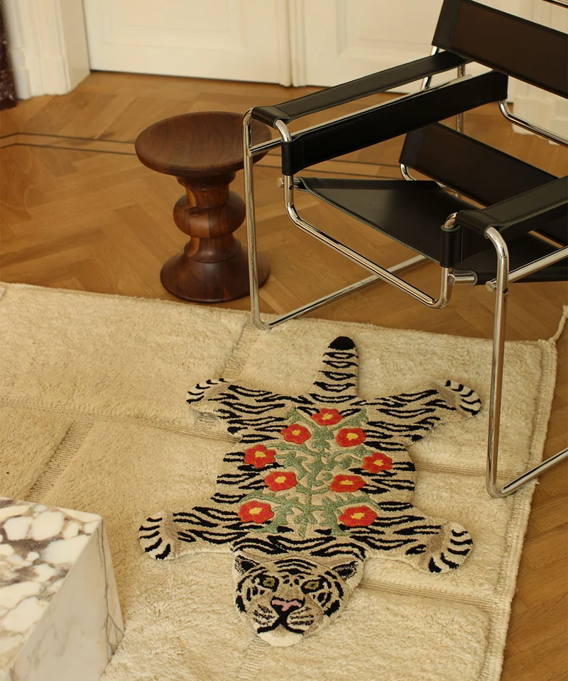 Blomstret hvid tiger tæppe i uld – Doing Goods