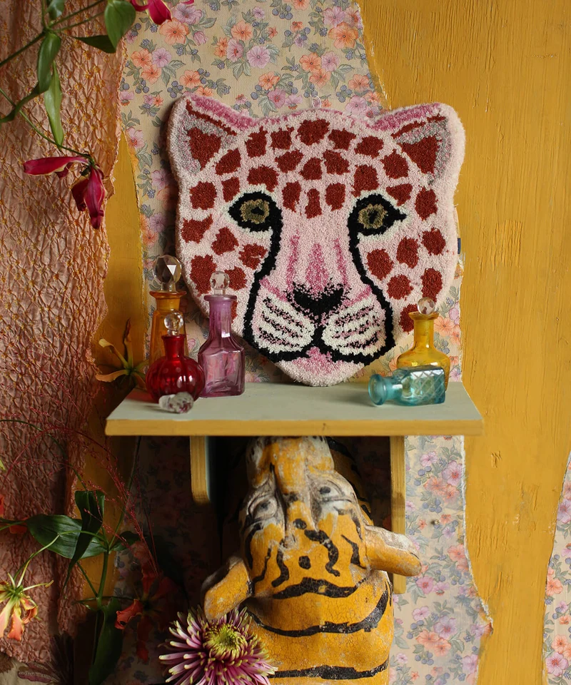 Pink leopardhoved tæppe i uld – Doing Goods