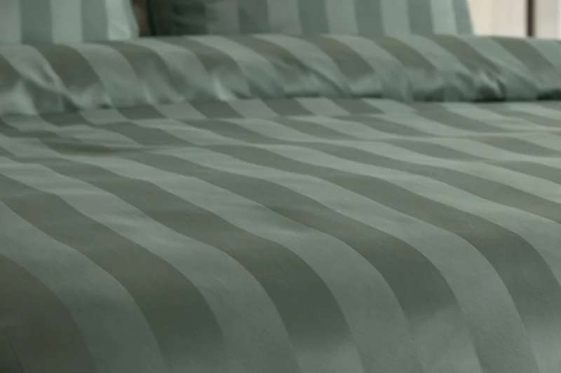 Parure de Lit Satin en Microfibre - Rayures Tissées