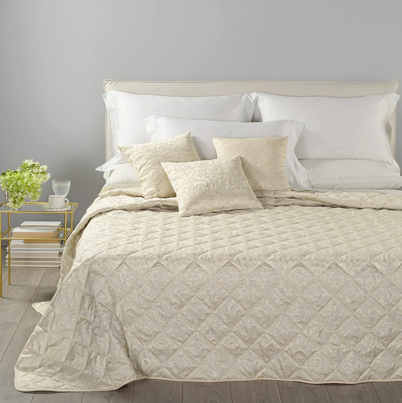 Copriletto Primaverile camelia in Raso Jacquard 80 gr/mq