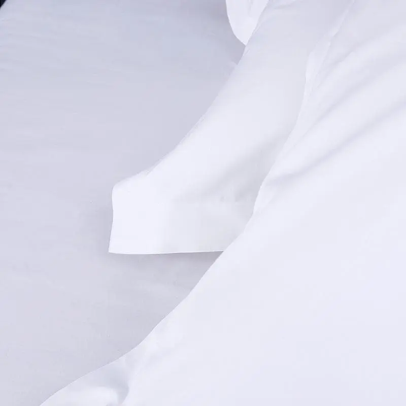 Housse de couette de couleur blanche en satin