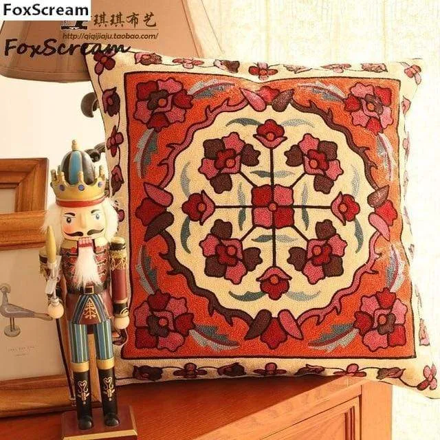 Housse de coussin brodée géométrique