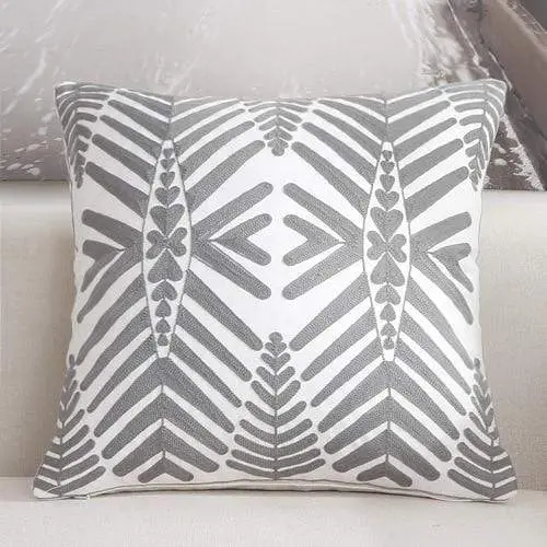 Housse de coussin brodée géométrique