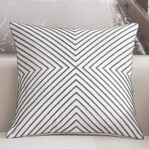 Housse de coussin brodée géométrique