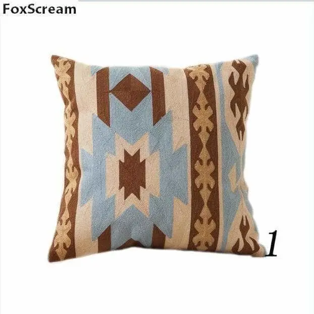 Housse de coussin brodée géométrique