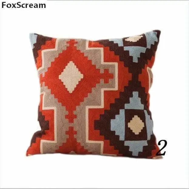 Housse de coussin brodée géométrique