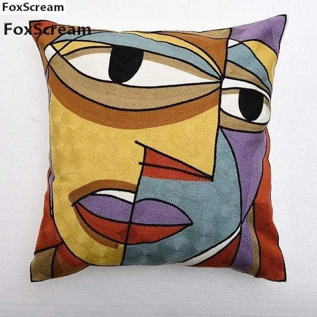Housse de coussin brodée géométrique