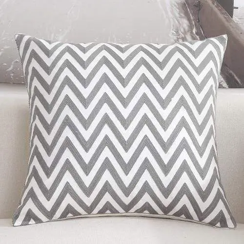 Housse de coussin brodée géométrique